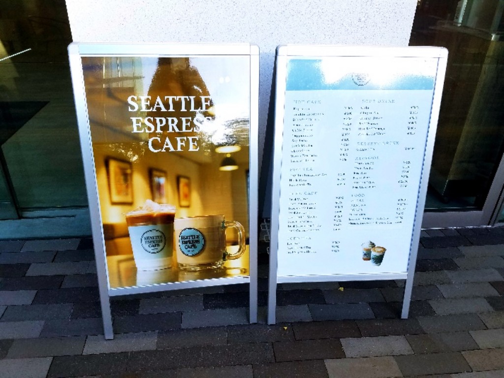 シアトルカフェの看板とメニュー表